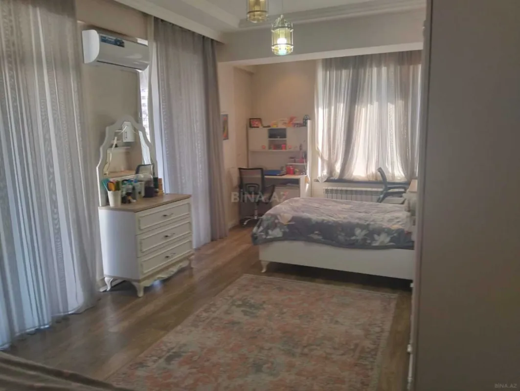 Satılır 4 otaqlı mənzil 160 m²
