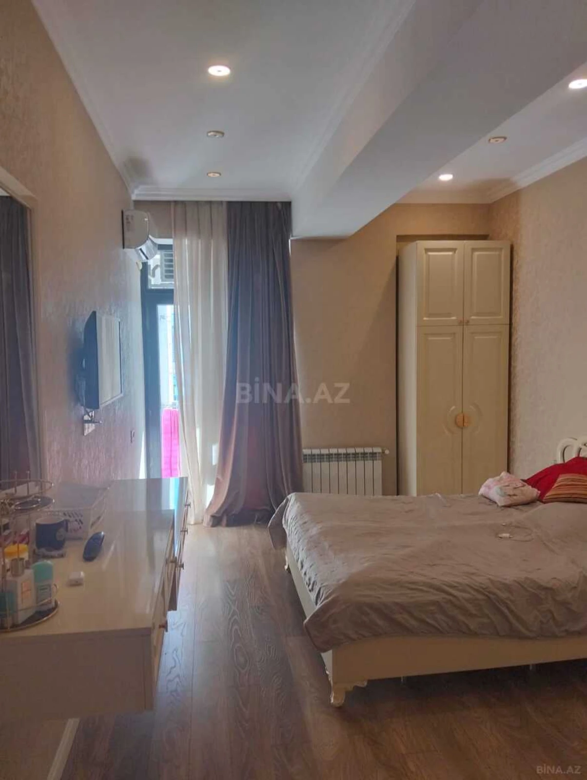 Satılır 4 otaqlı mənzil 160 m²