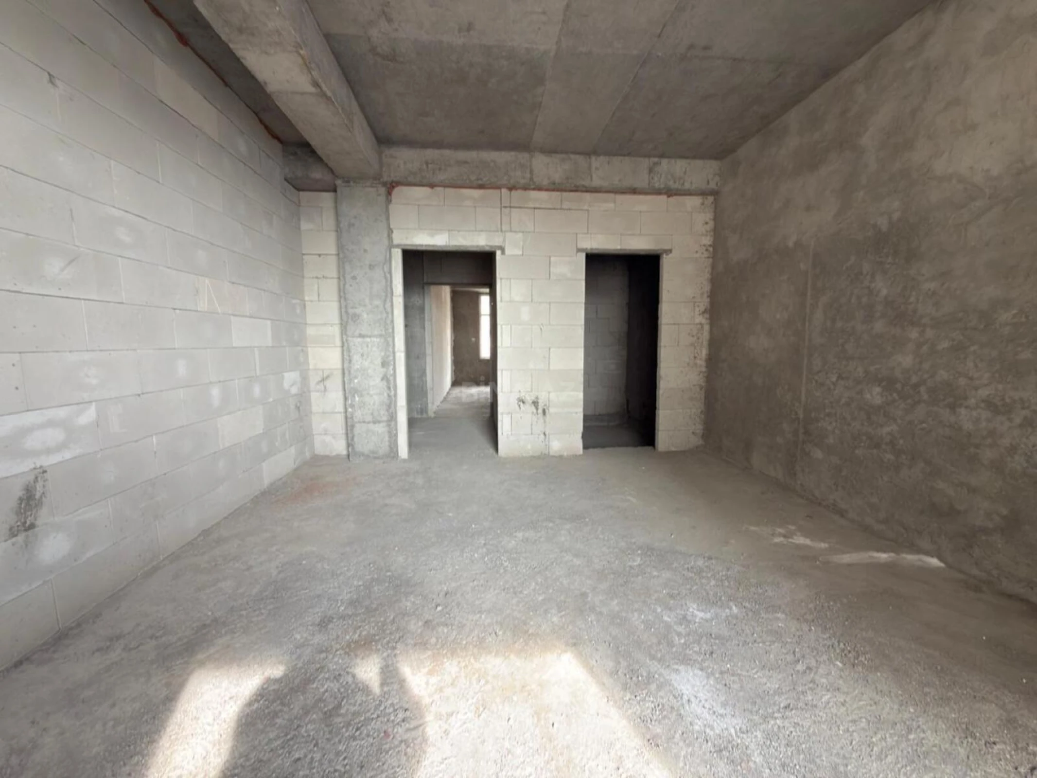 Satılır 4 otaqlı mənzil 160 m²