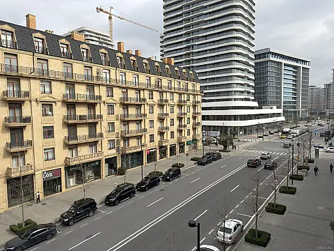 Satılır 4 otaqlı mənzil 160 m²