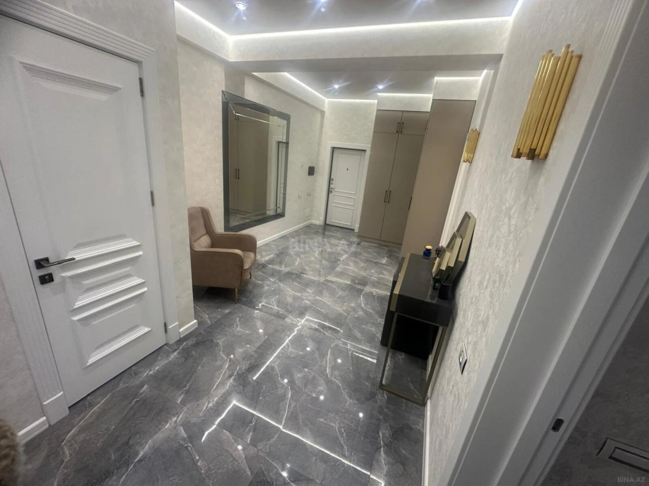 Satılır 3 otaqlı mənzil 107 m²