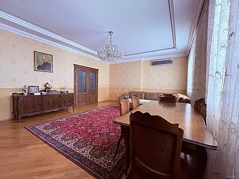 Satılır 3 otaqlı mənzil 156 m²