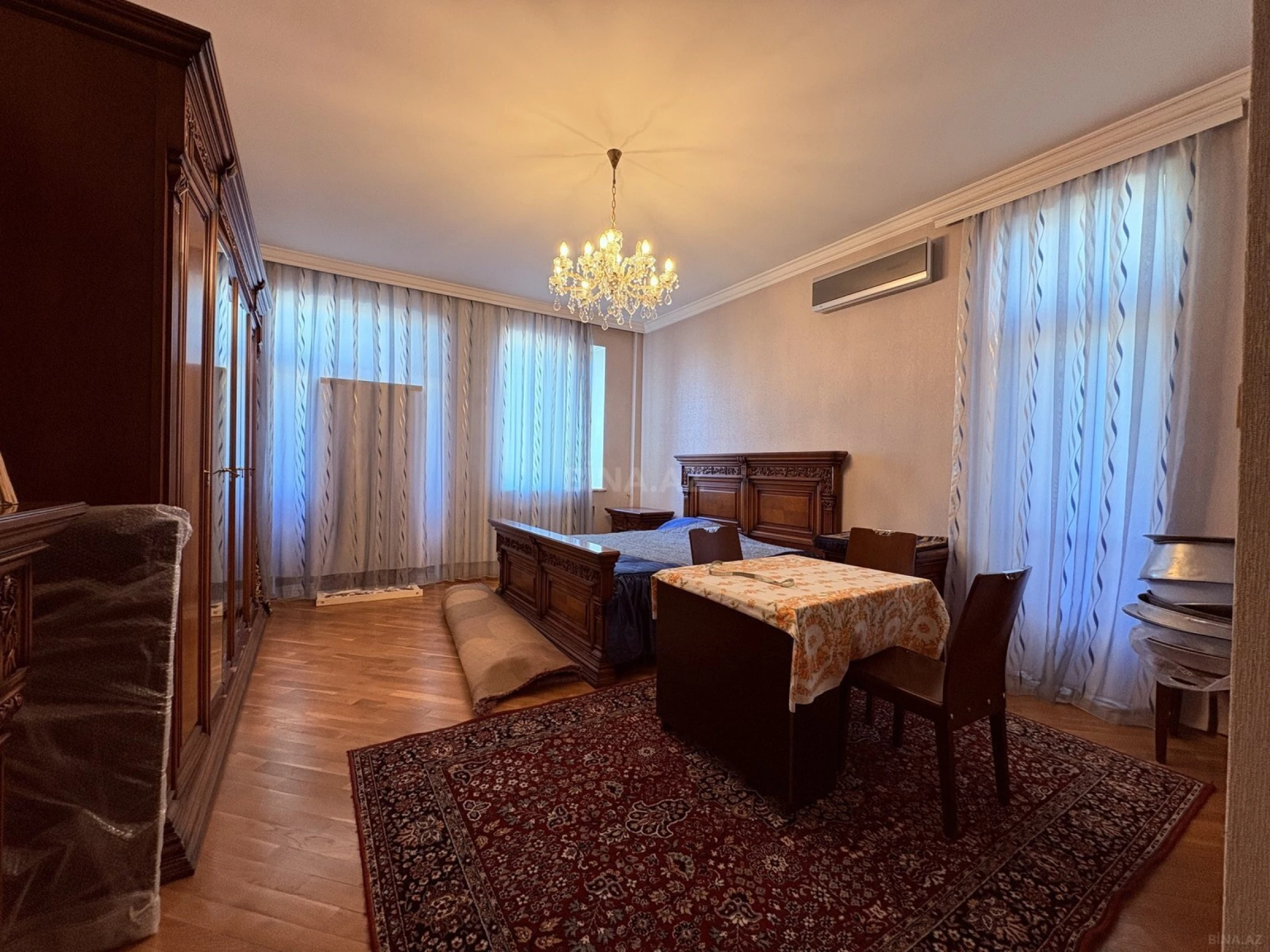 Satılır 3 otaqlı mənzil 156 m²