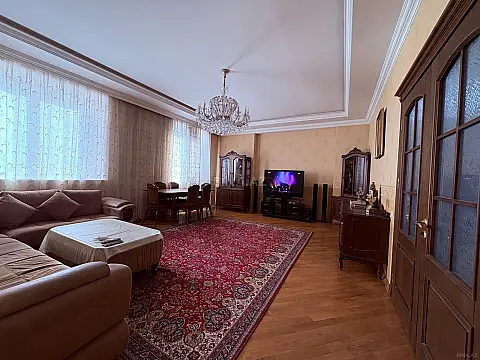 Satılır 3 otaqlı mənzil 156 m²
