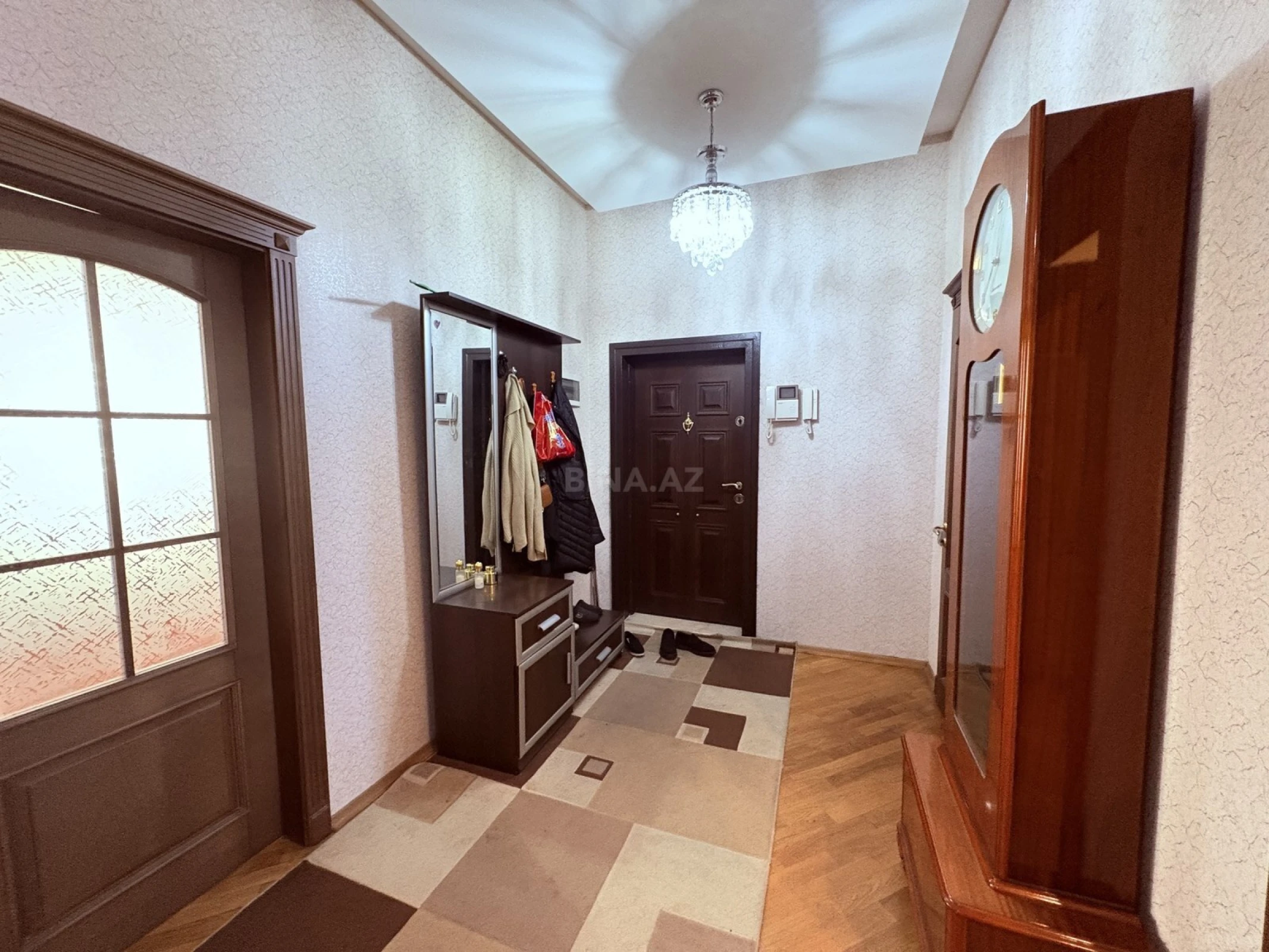 Satılır 3 otaqlı mənzil 156 m²