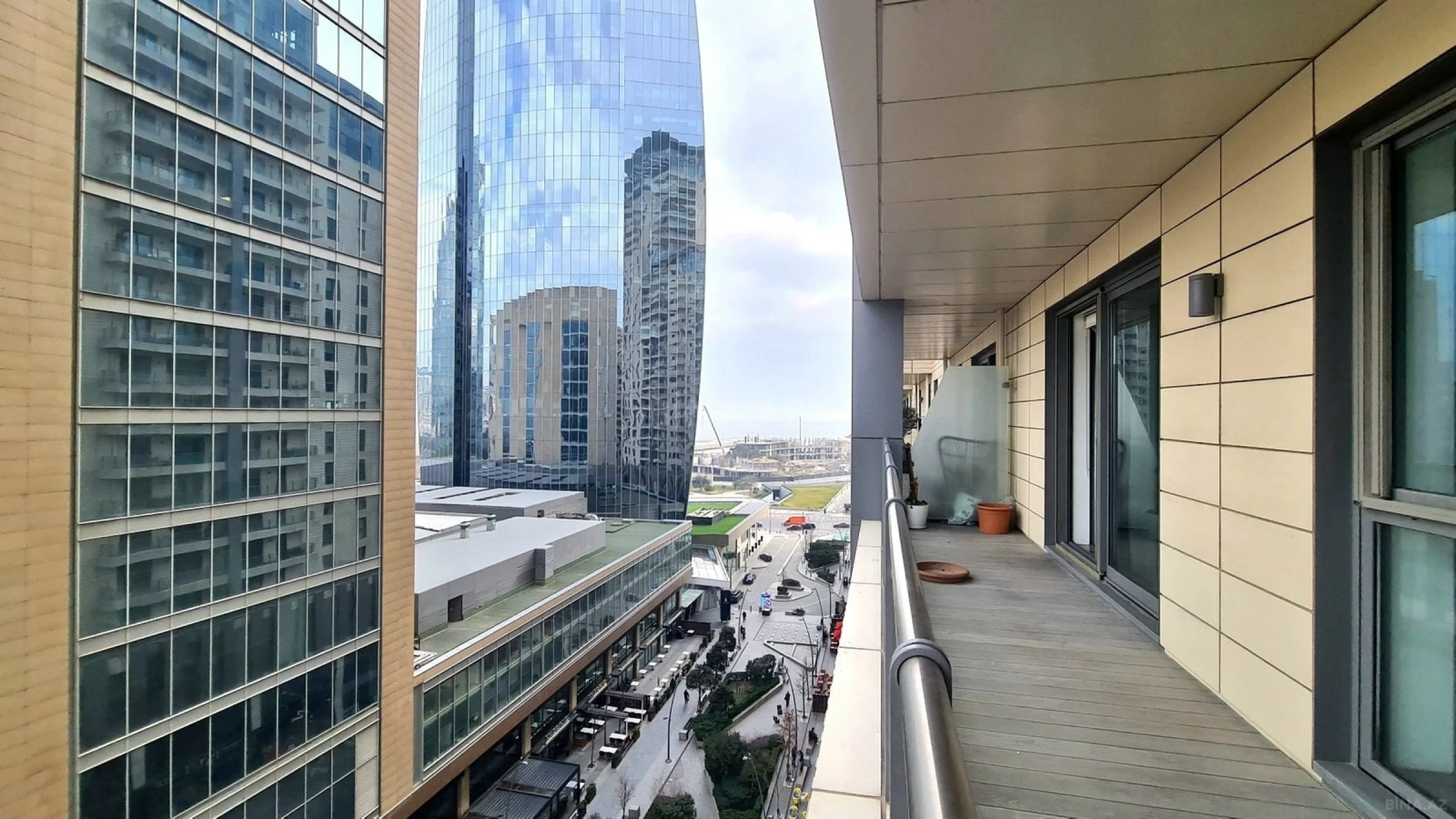 Kirayə verilir 4 otaqlı mənzil 167 m²