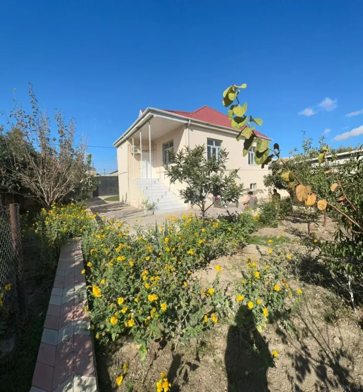 Satılır 9 otaqlı həyət evi 250 m²