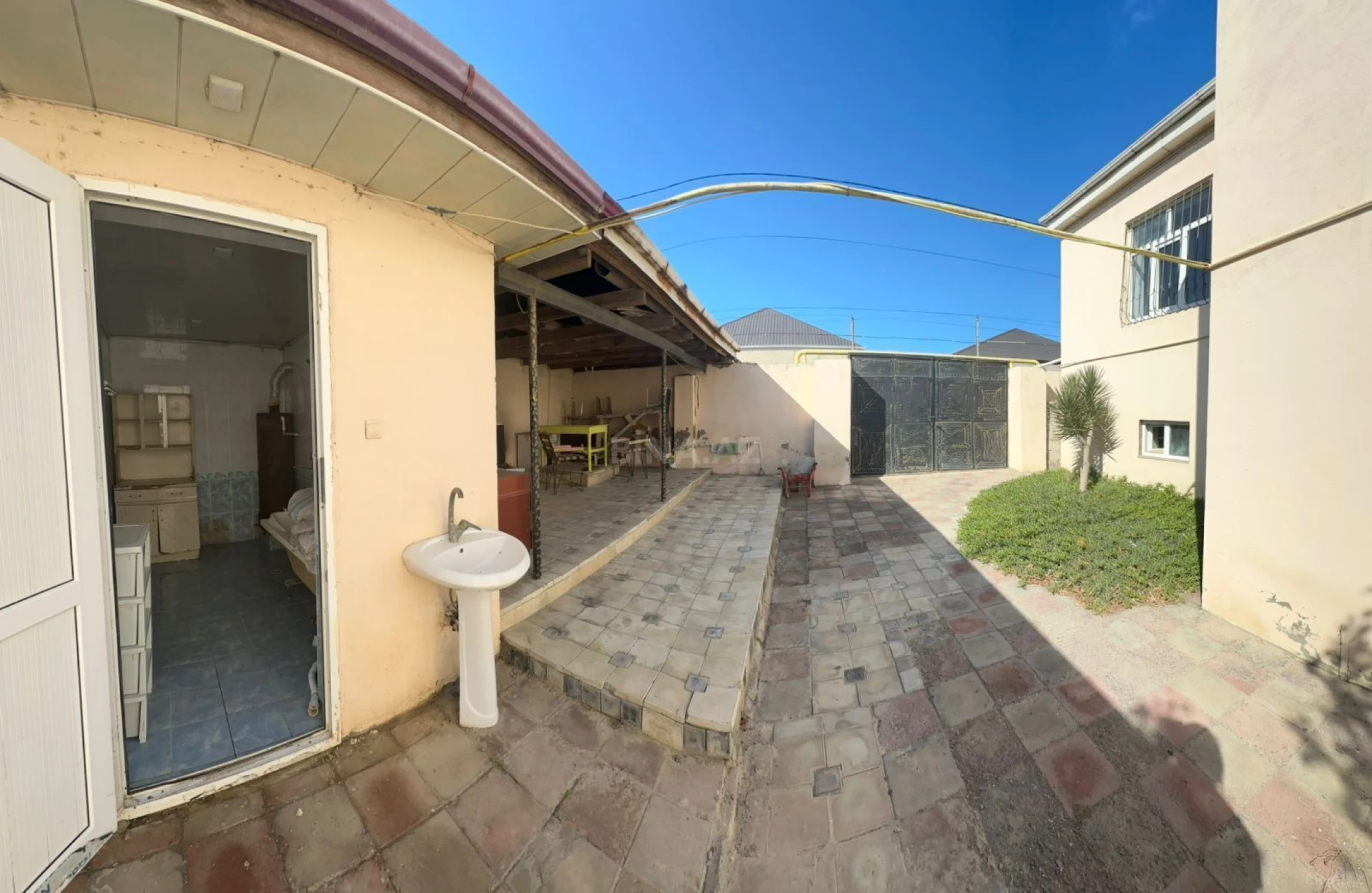 Satılır 9 otaqlı həyət evi 250 m²