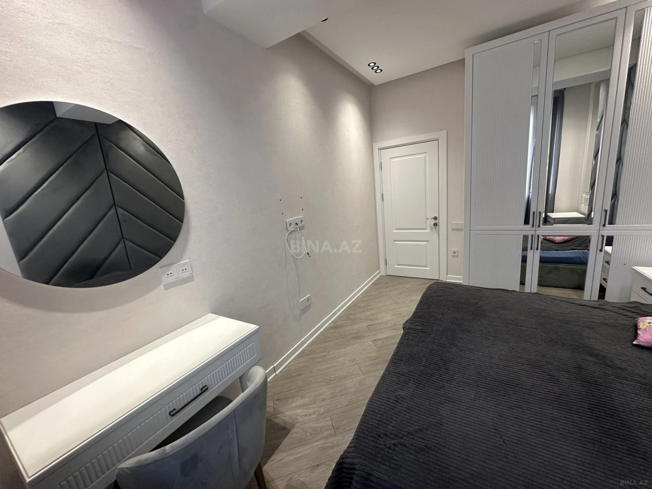 Satılır 4 otaqlı mənzil 117 m²
