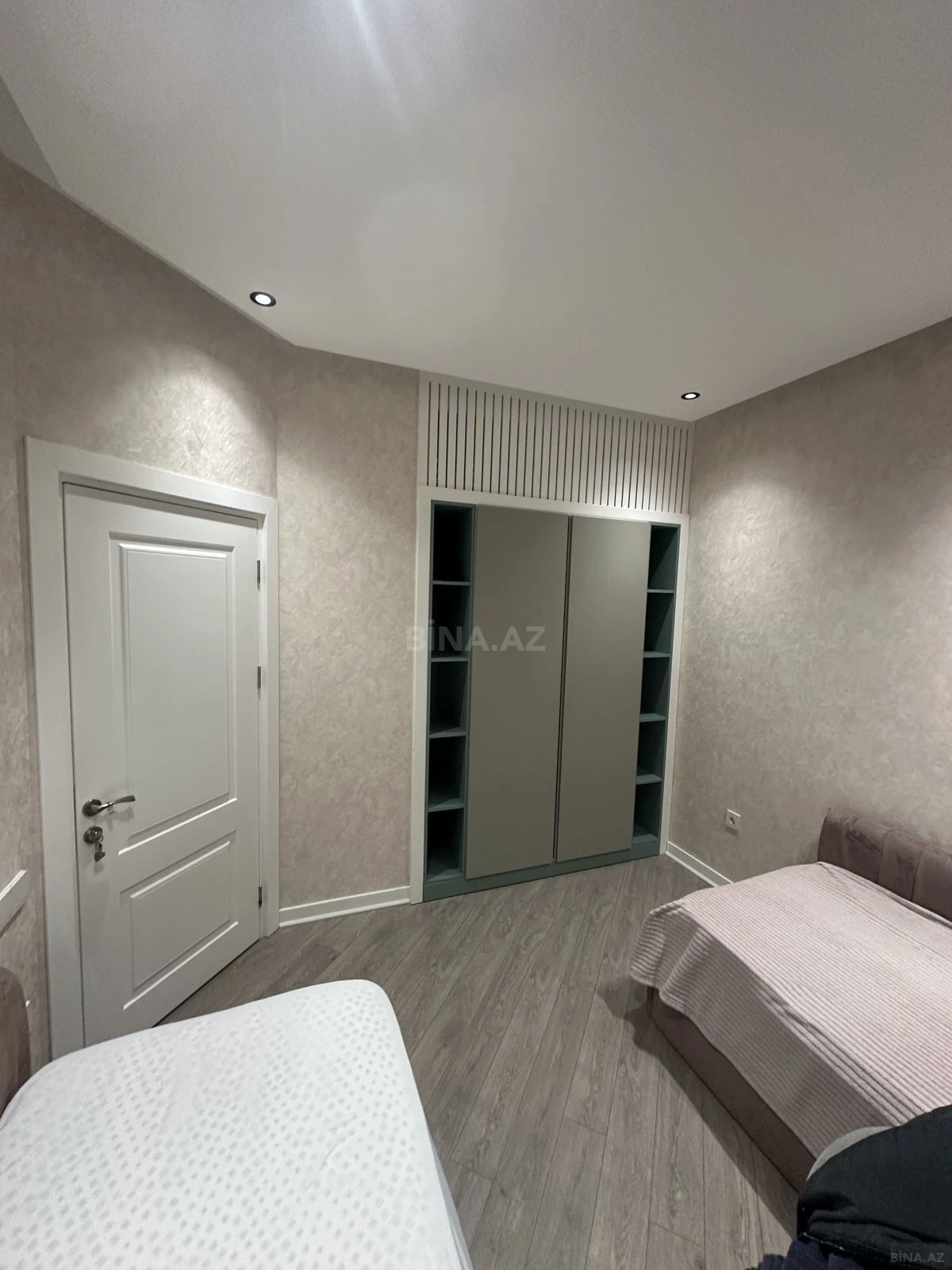 Satılır 4 otaqlı mənzil 117 m²