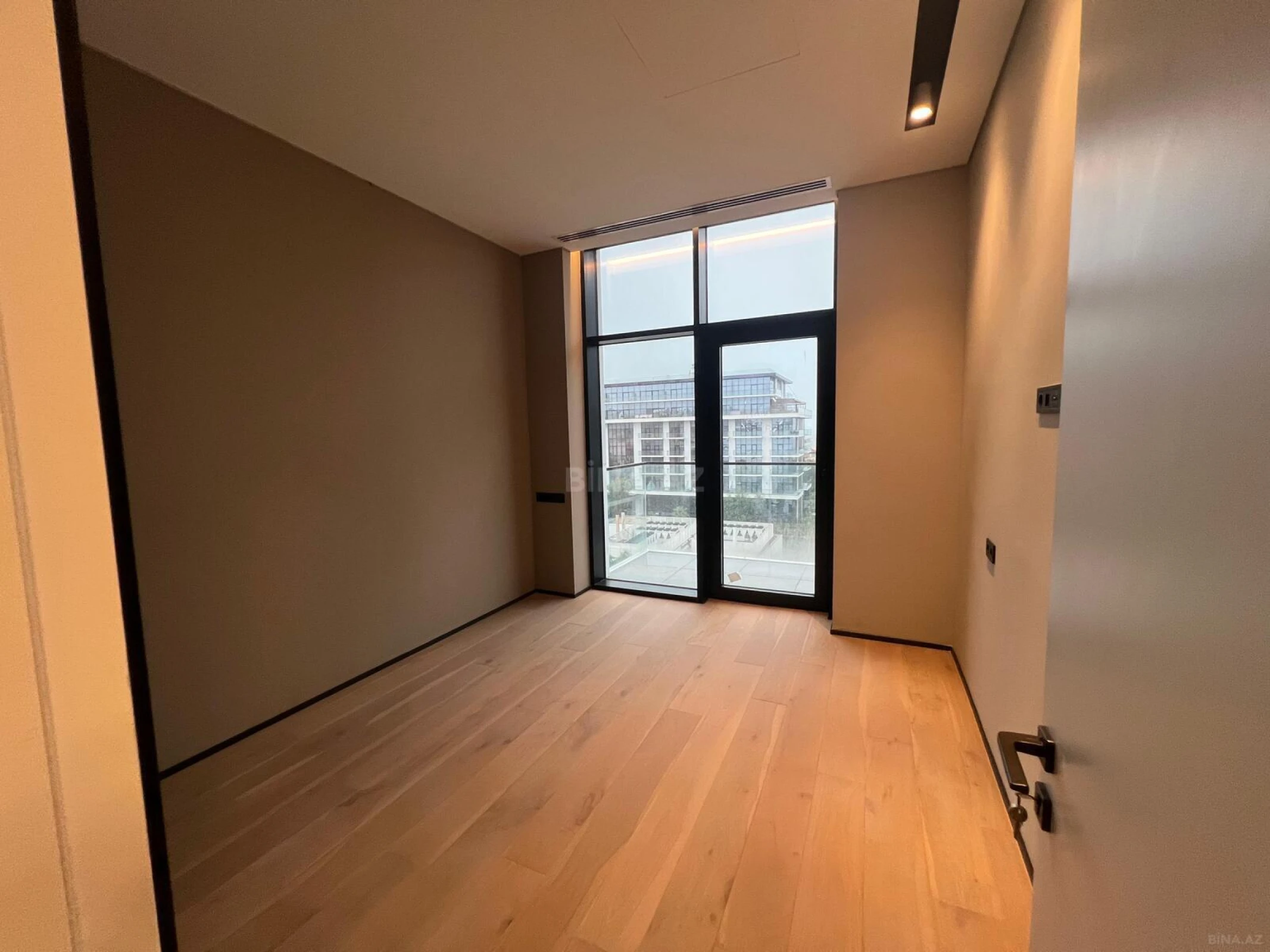 Satılır 2 otaqlı mənzil 74 m²