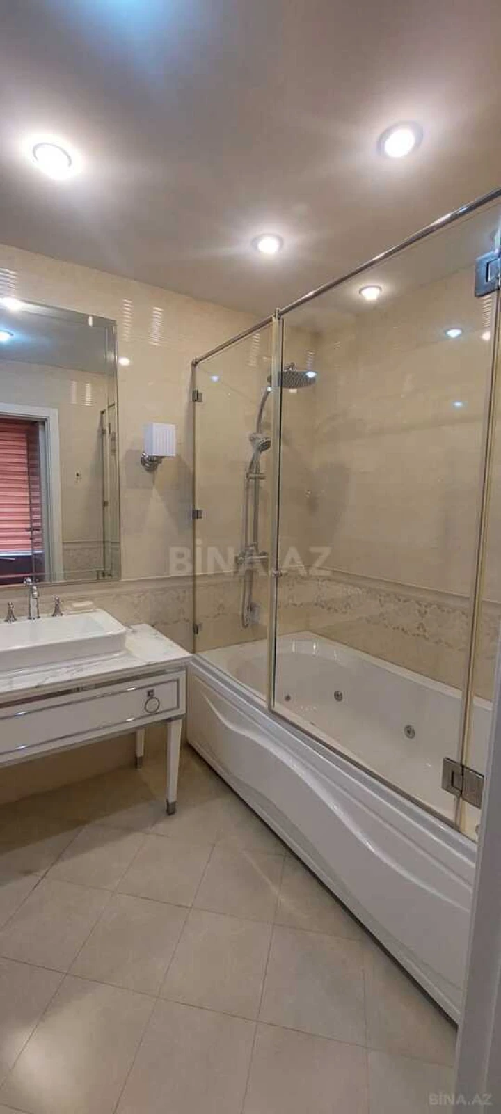 Kirayə verilir 4 otaqlı mənzil 210 m²