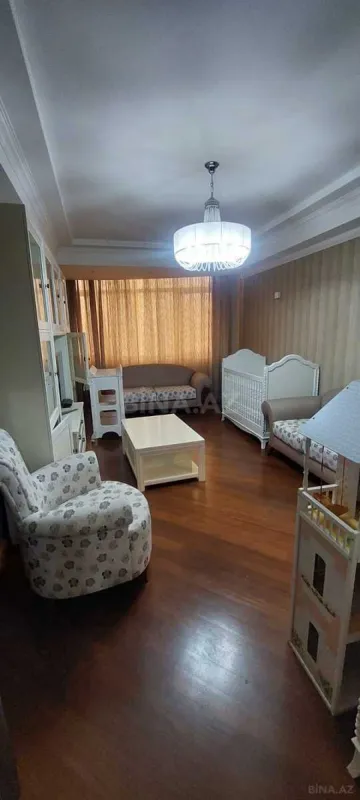 Kirayə verilir 4 otaqlı mənzil 210 m²