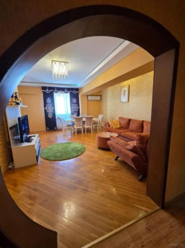Satılır 4 otaqlı mənzil 180 m²