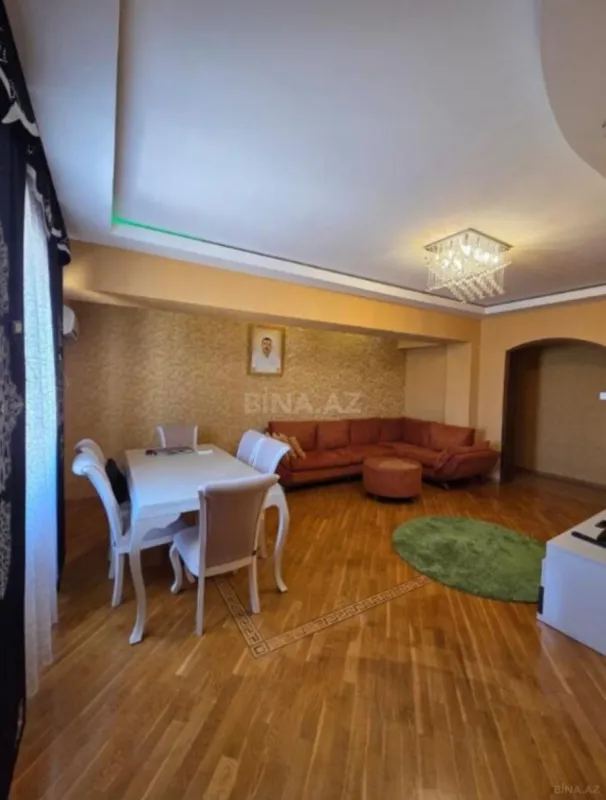 Satılır 4 otaqlı mənzil 180 m²