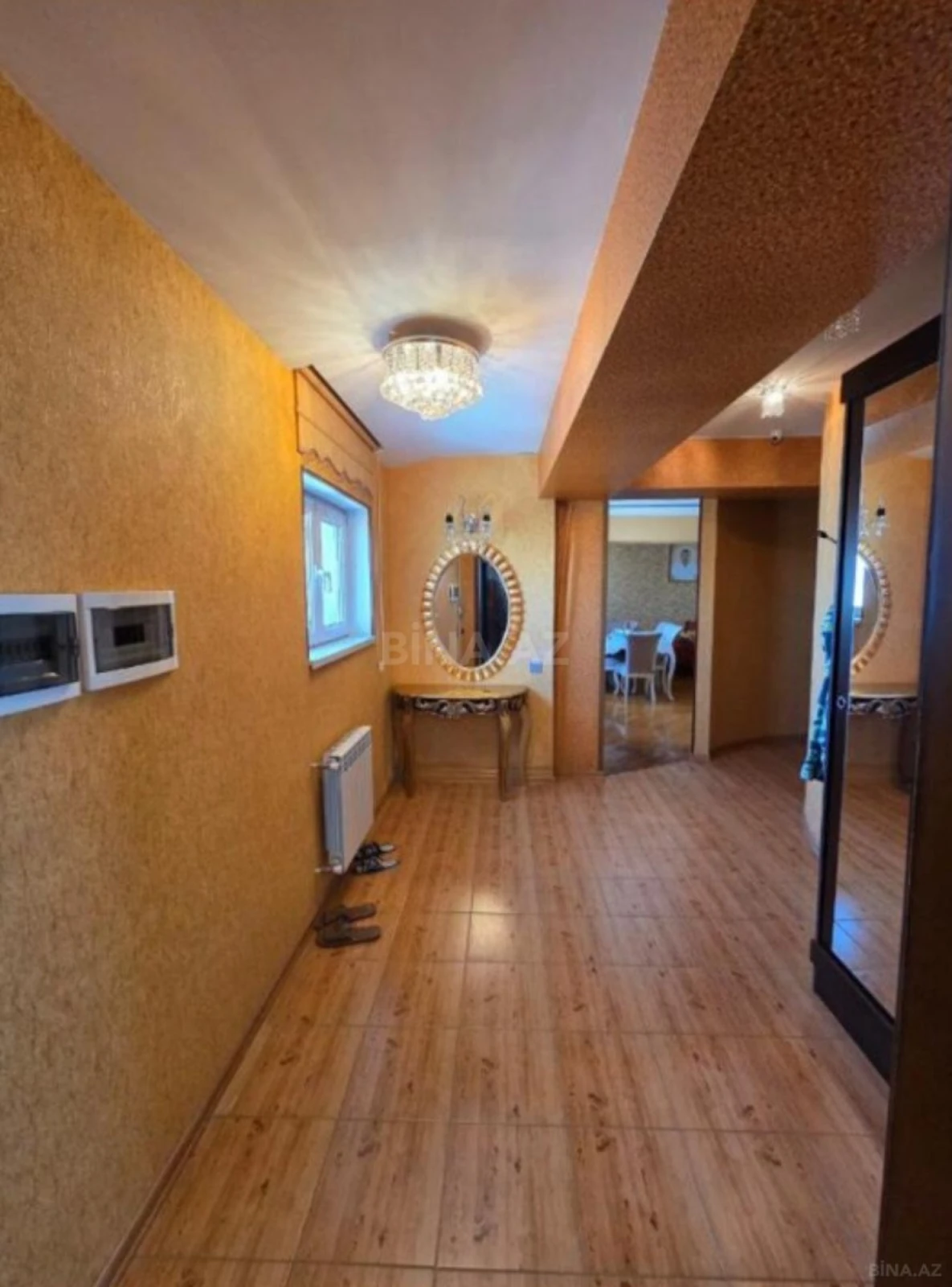 Satılır 4 otaqlı mənzil 180 m²
