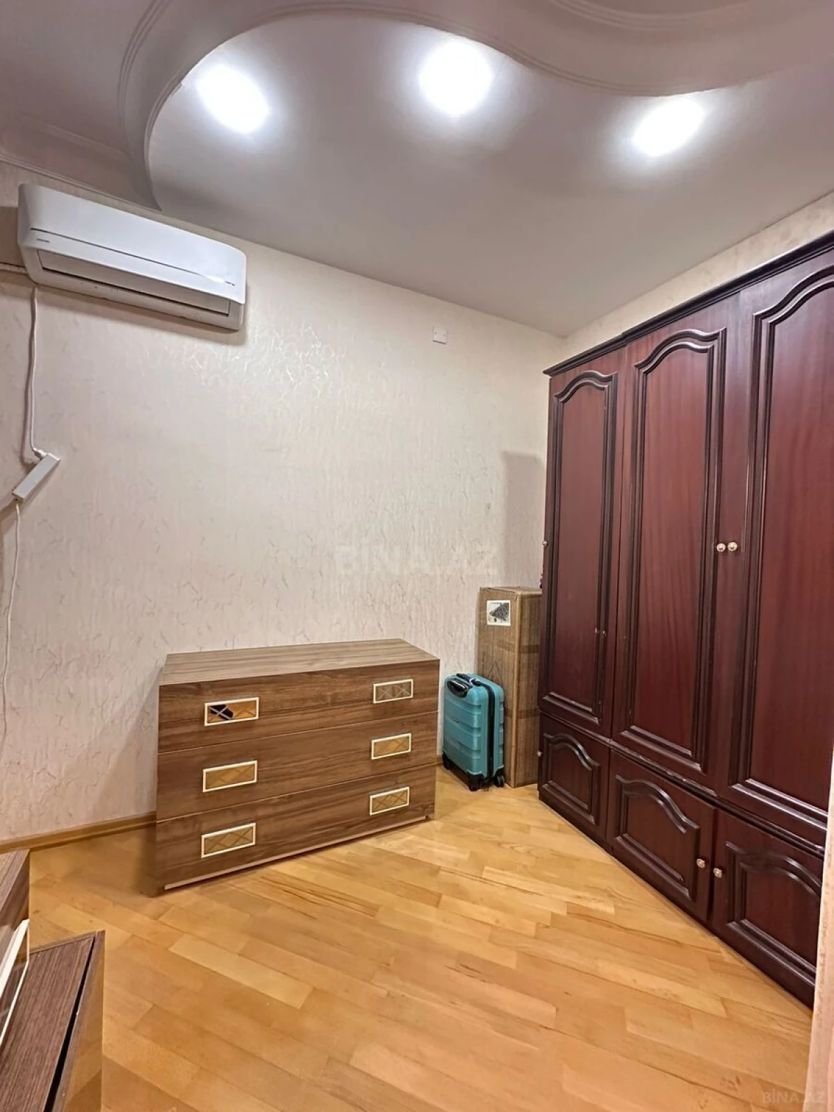 Kirayə verilir 4 otaqlı mənzil 140 m²