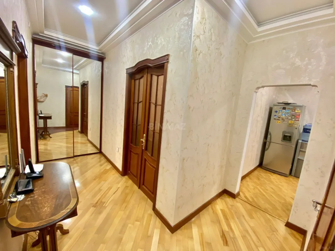 Kirayə verilir 4 otaqlı mənzil 140 m²