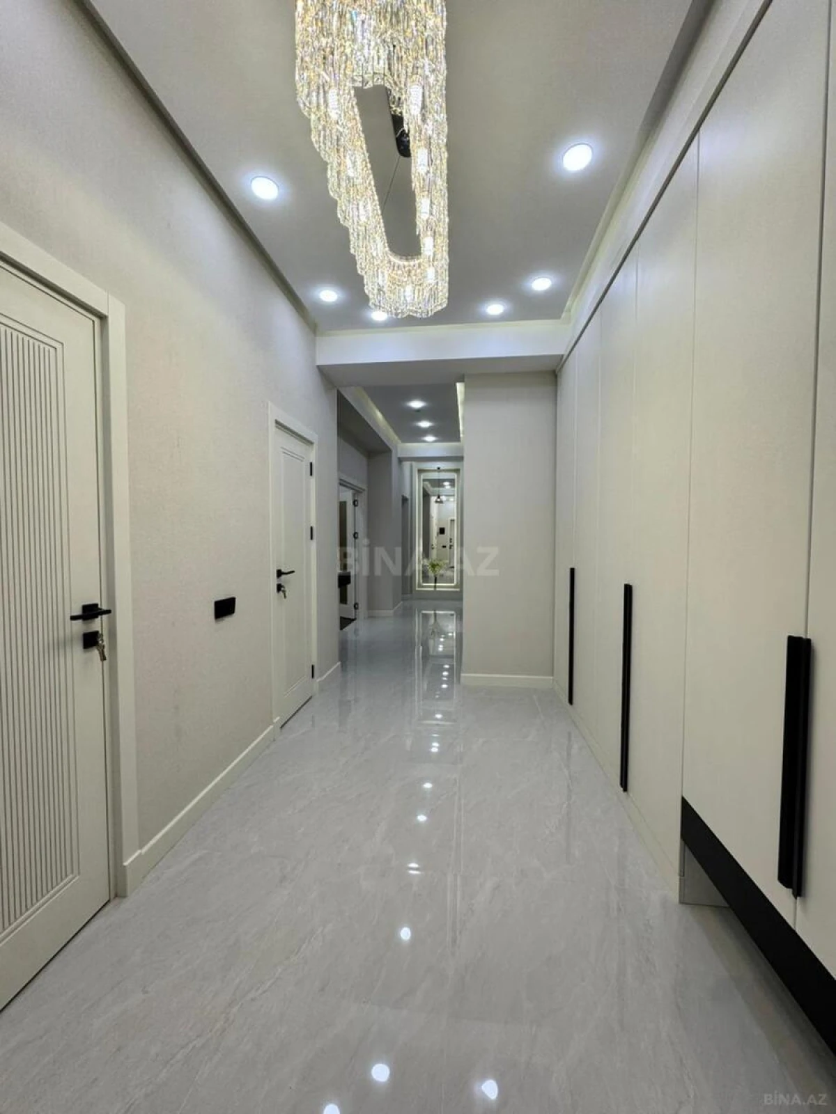 Satılır 3 otaqlı mənzil 173 m²