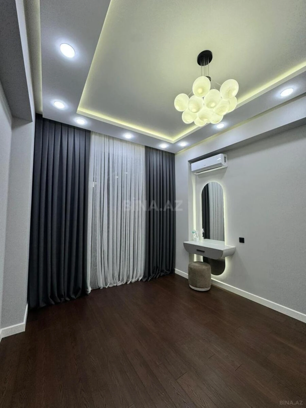 Satılır 3 otaqlı mənzil 173 m²