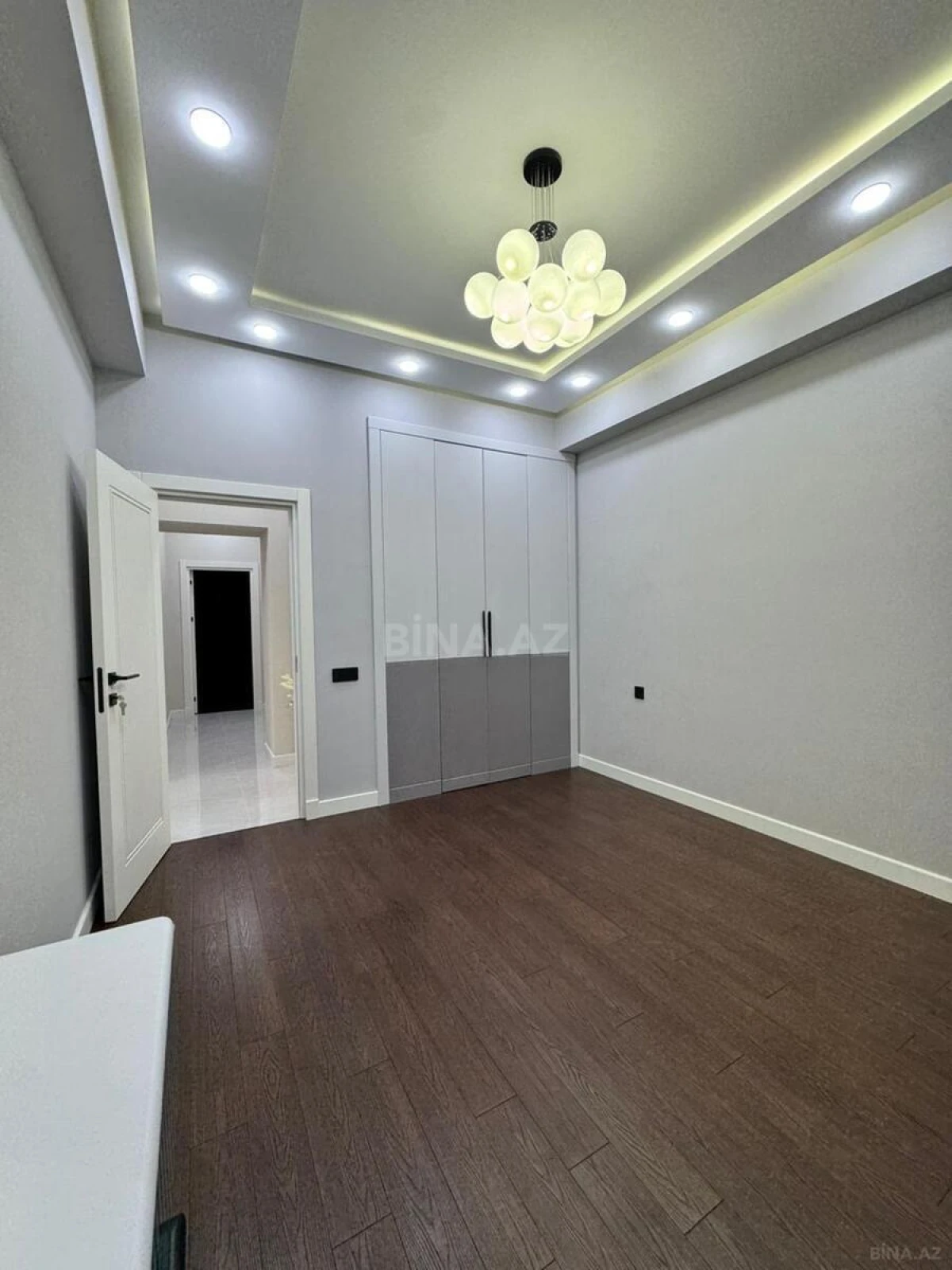 Satılır 3 otaqlı mənzil 173 m²