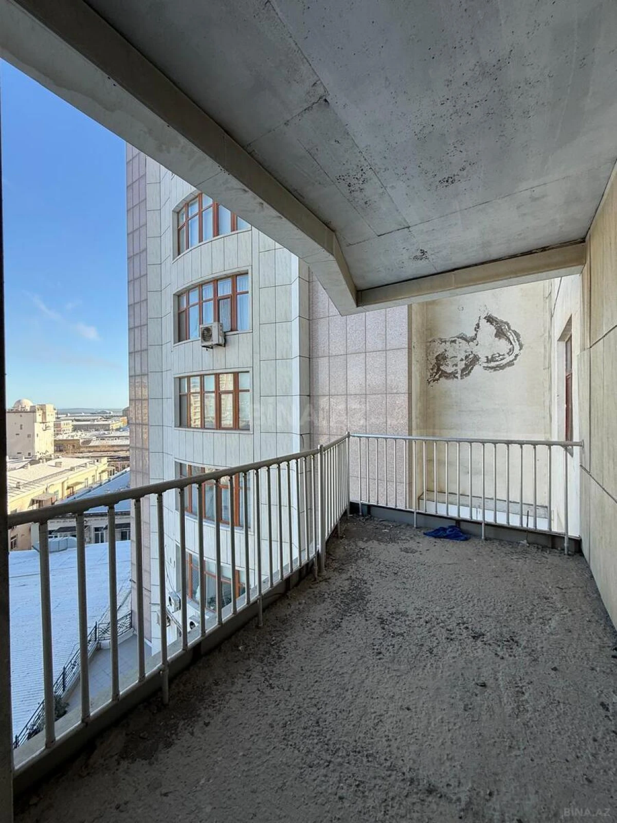 Satılır 4 otaqlı mənzil 264 m²