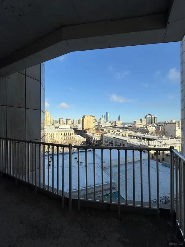 Satılır 4 otaqlı mənzil 264 m²