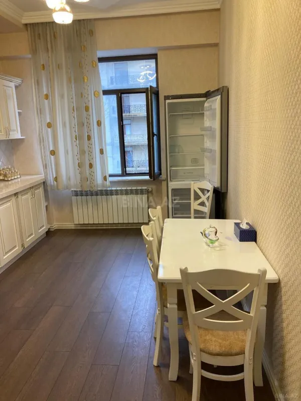 Kirayə verilir 4 otaqlı mənzil 130 m²