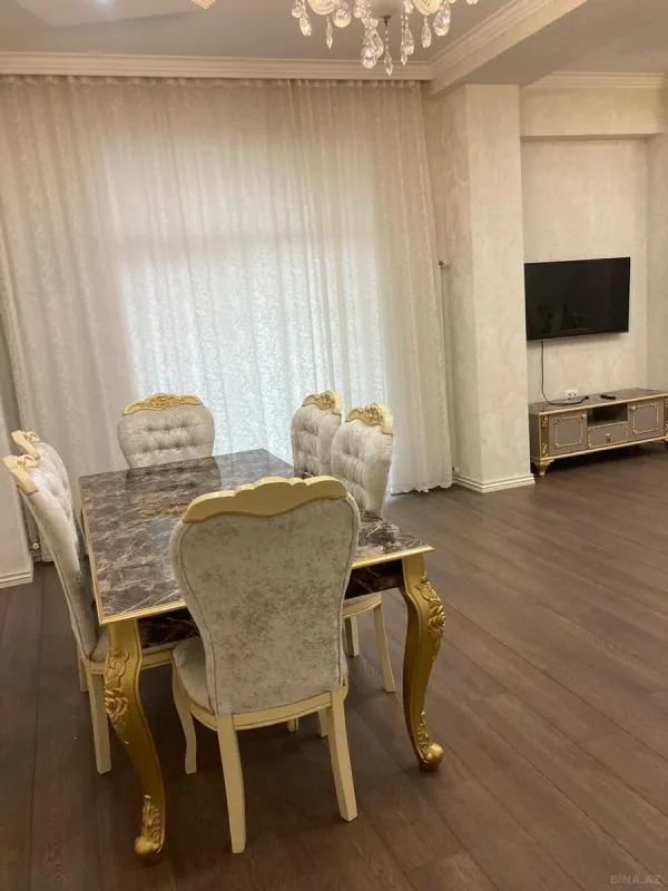Kirayə verilir 4 otaqlı mənzil 130 m²