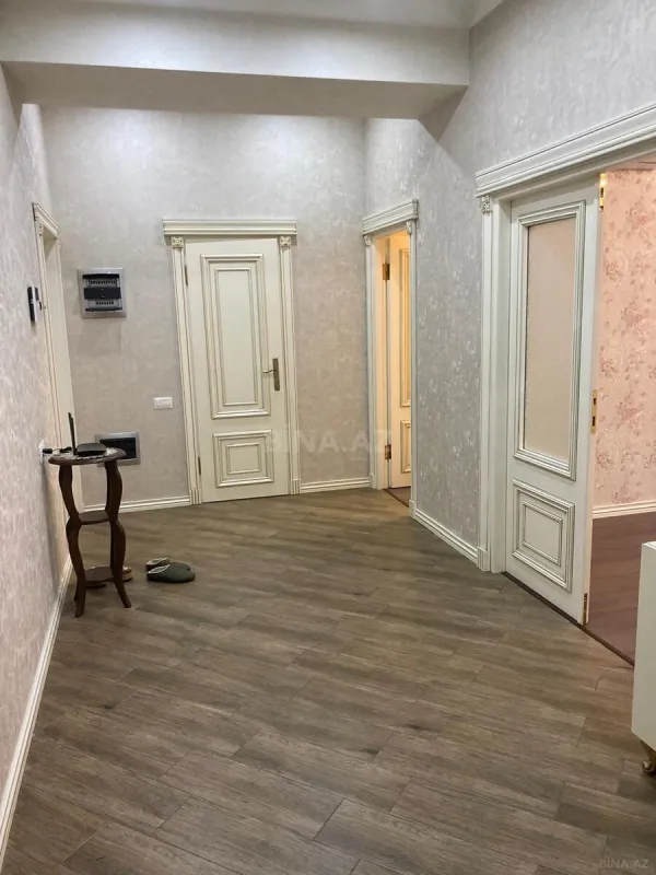 Kirayə verilir 4 otaqlı mənzil 130 m²