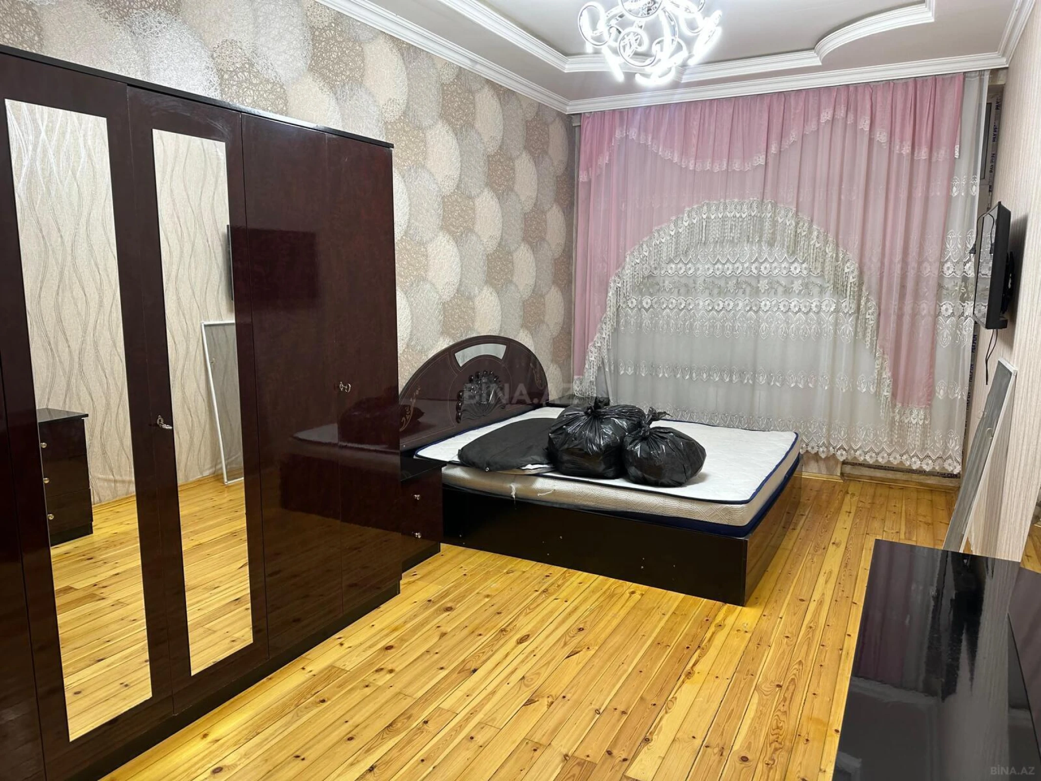 Kirayə verilir 2 otaqlı mənzil 93 m²