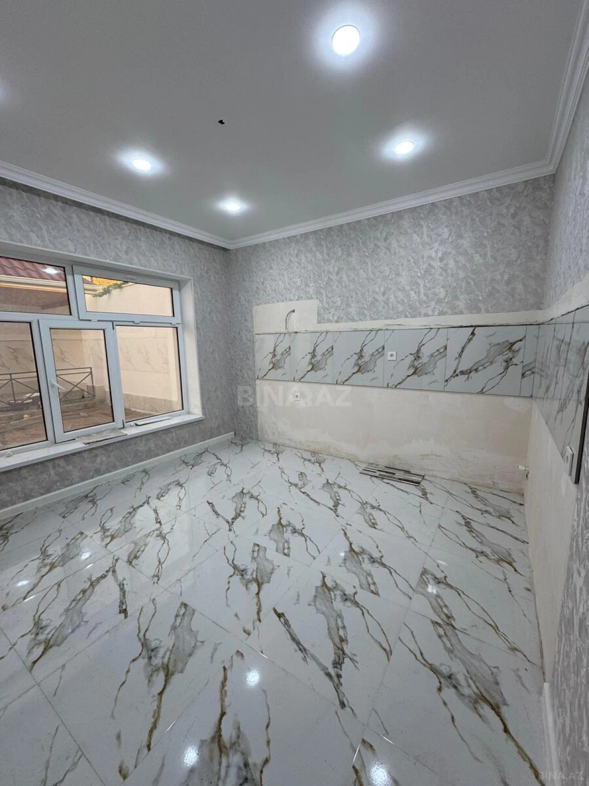 Satılır 6 otaqlı həyət evi 250 m²