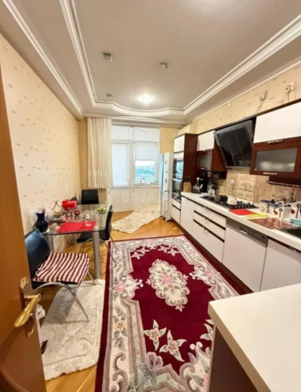 Satılır 3 otaqlı mənzil 140 m²