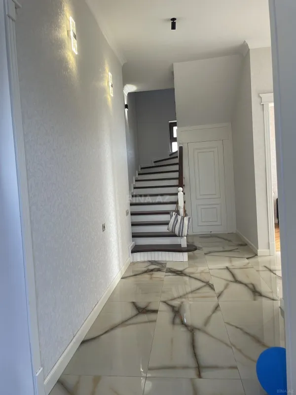 Kirayə verilir 6 otaqlı həyət evi 240 m²