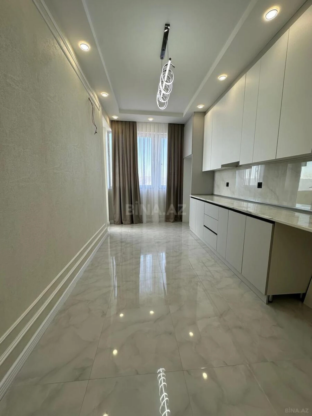 Satılır 3 otaqlı mənzil 135 m²