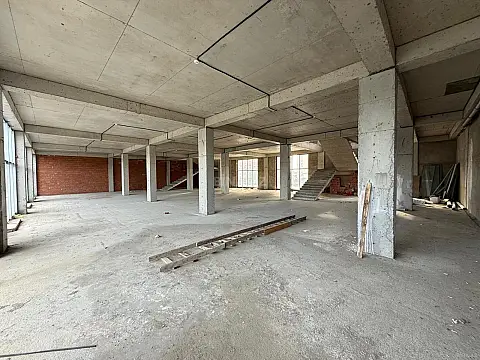 Satılır obyekt 390.3 m²