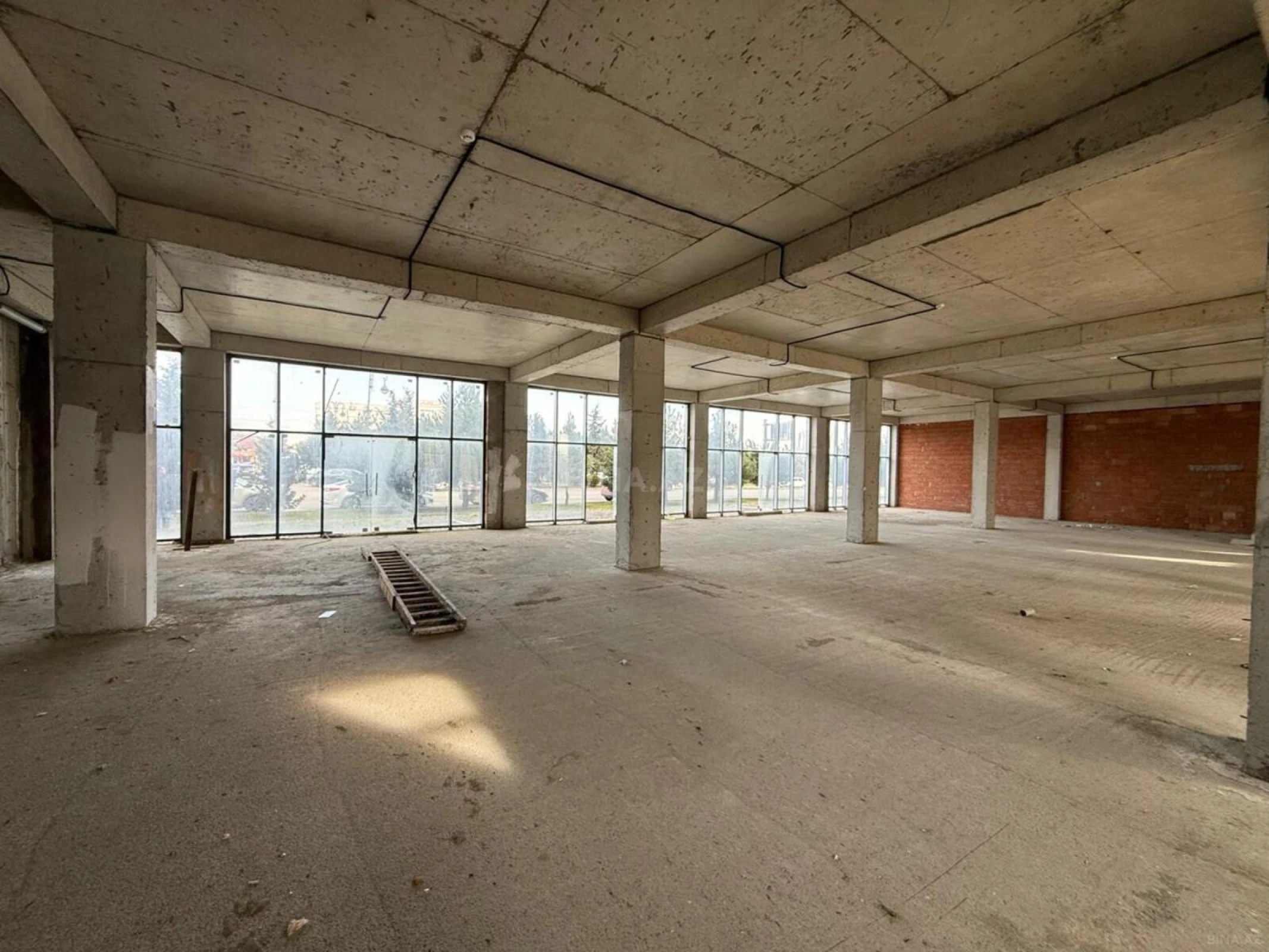 Satılır obyekt 390.3 m²