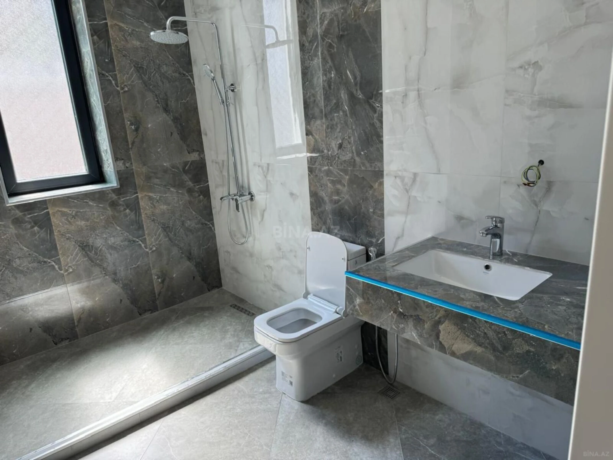 Satılır 8 otaqlı həyət evi 300 m²