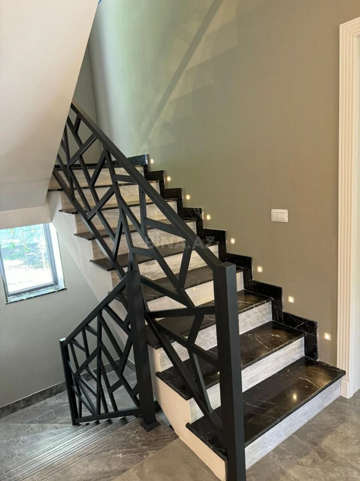 Satılır 8 otaqlı həyət evi 300 m²