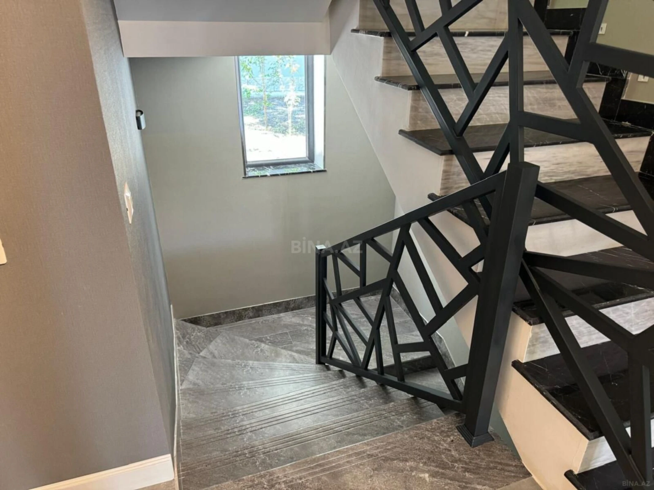 Satılır 8 otaqlı həyət evi 300 m²