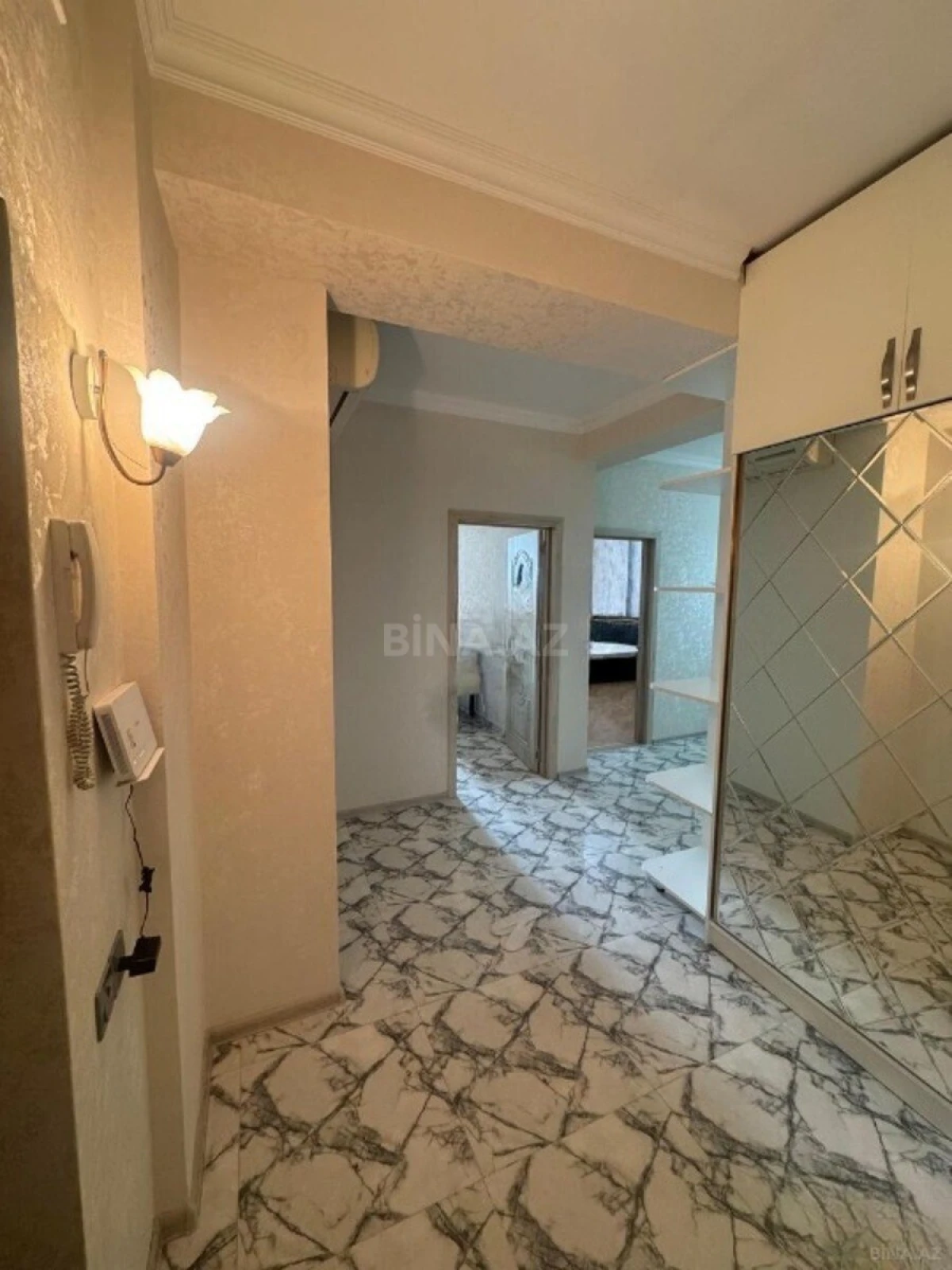 Kirayə verilir 2 otaqlı mənzil 110 m²