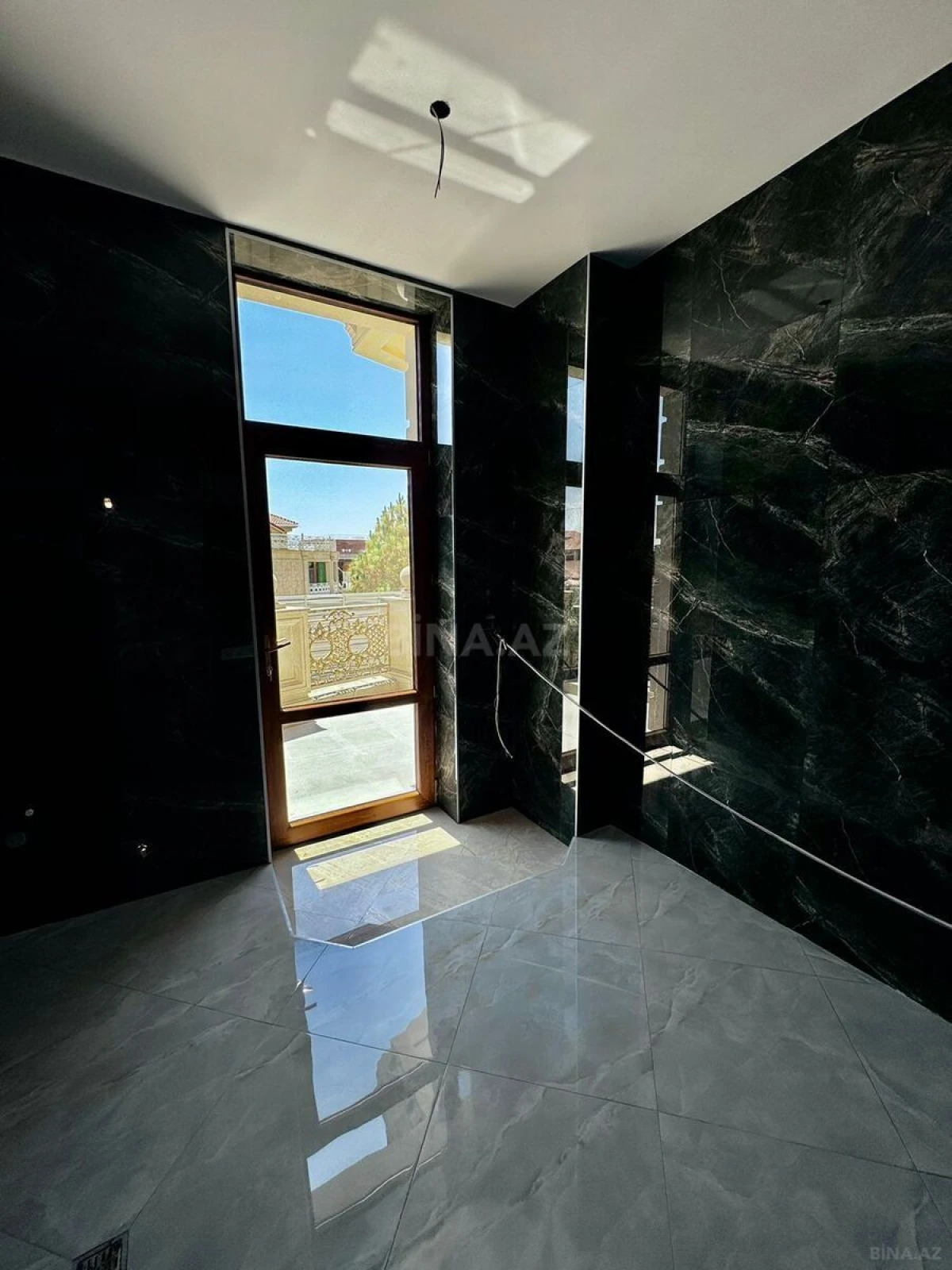 Satılır 5 otaqlı həyət evi 385 m²