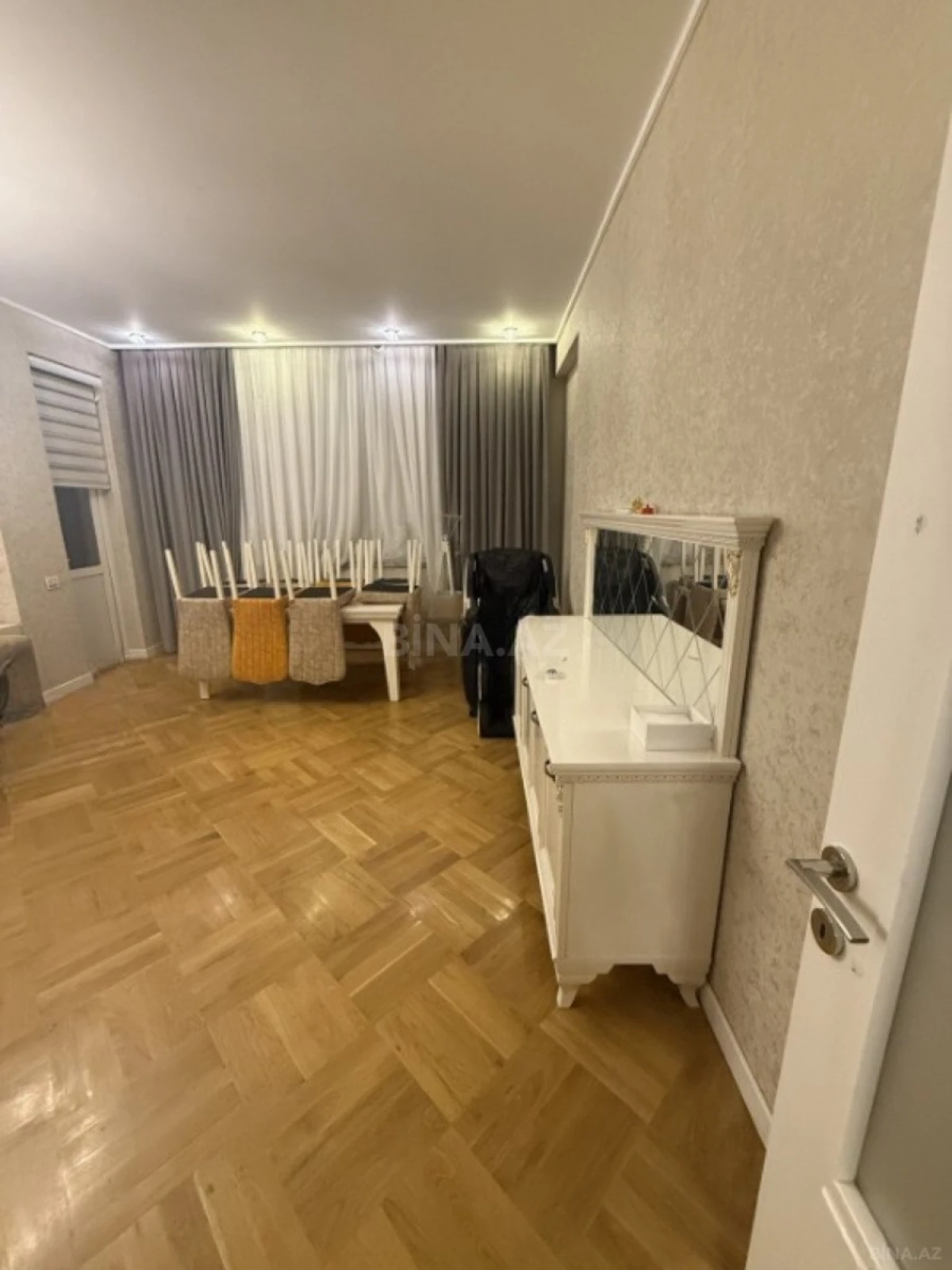 Satılır 3 otaqlı mənzil 131 m²