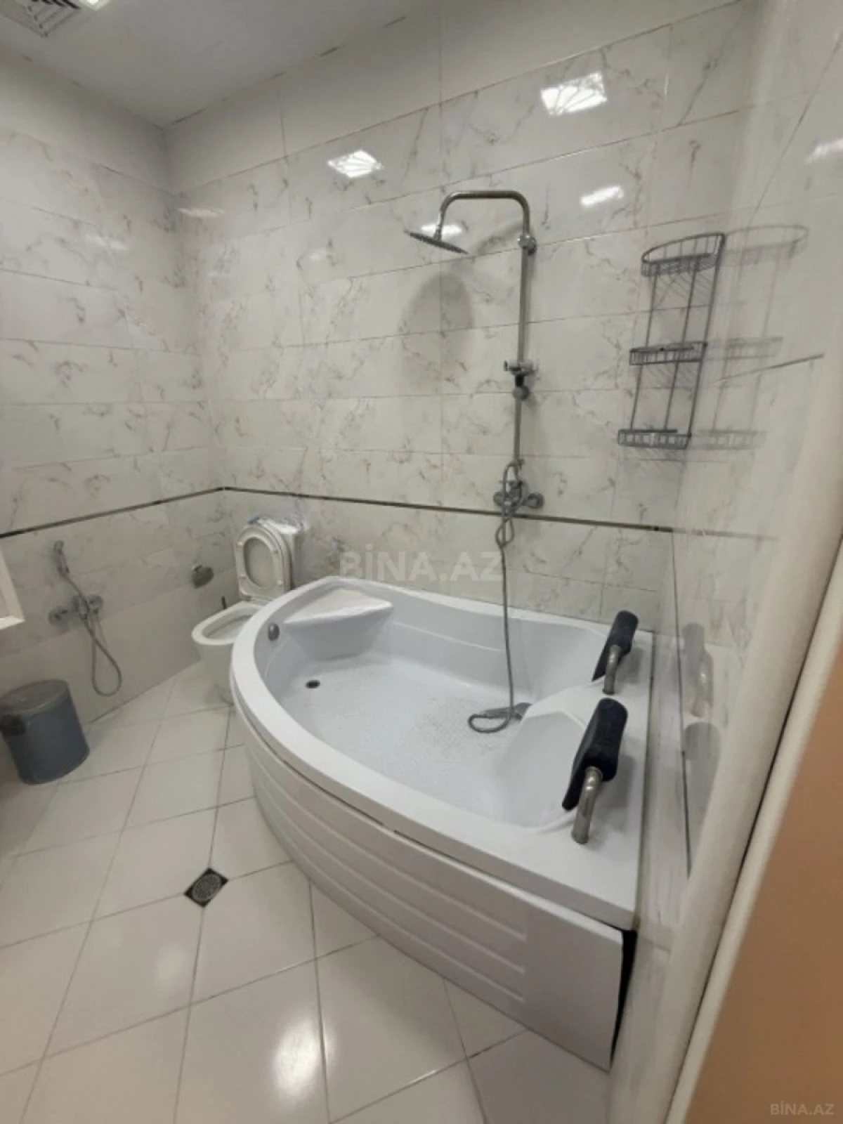Satılır 3 otaqlı mənzil 131 m²