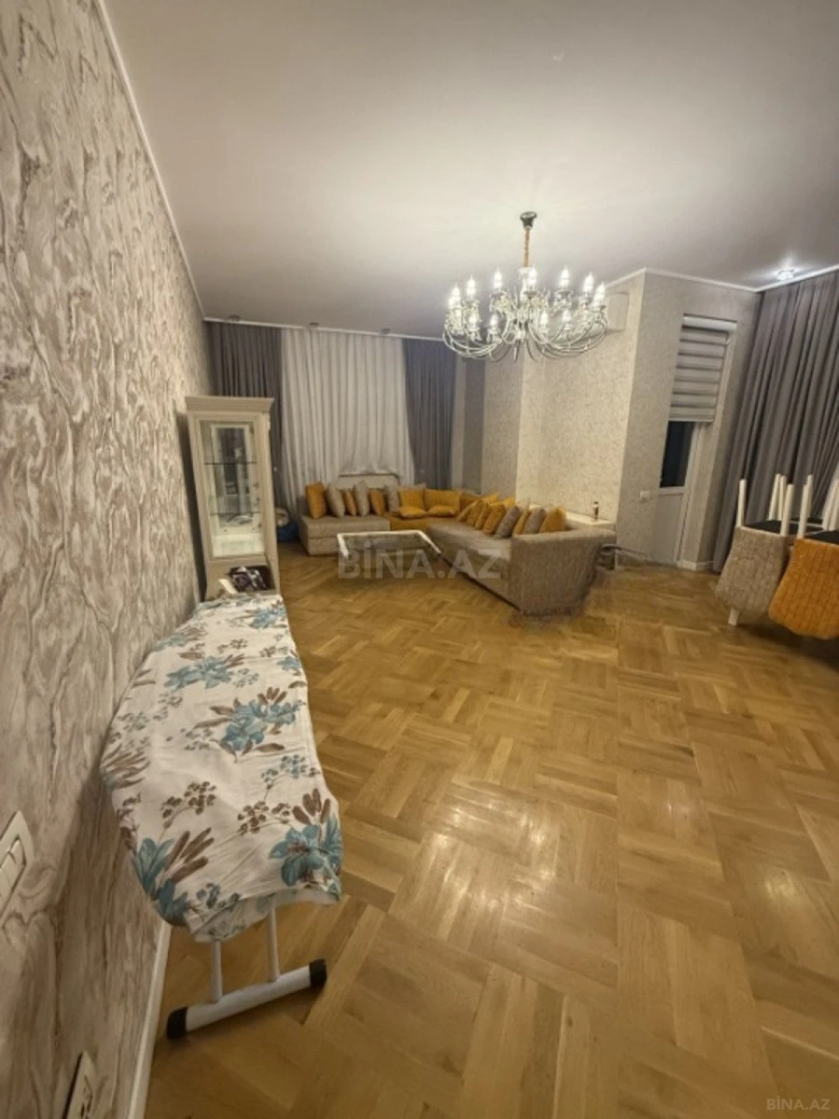 Satılır 3 otaqlı mənzil 131 m²