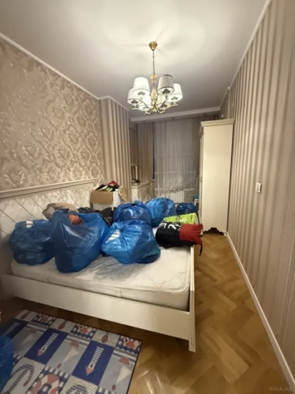 Satılır 3 otaqlı mənzil 131 m²