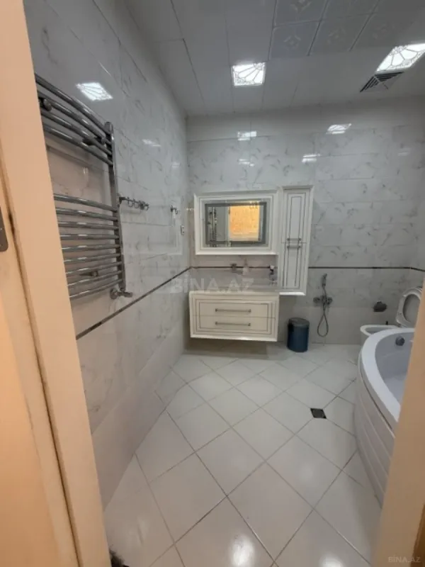 Satılır 3 otaqlı mənzil 131 m²