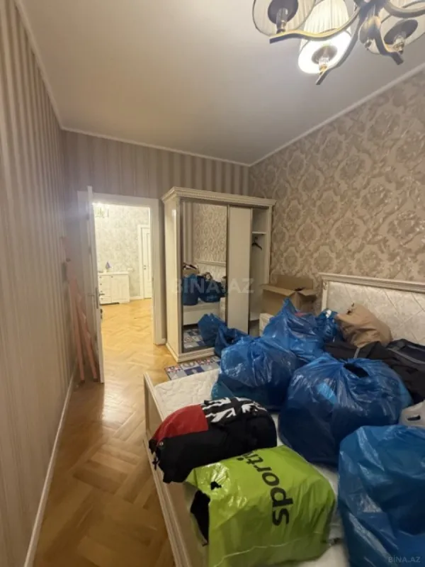 Satılır 3 otaqlı mənzil 131 m²