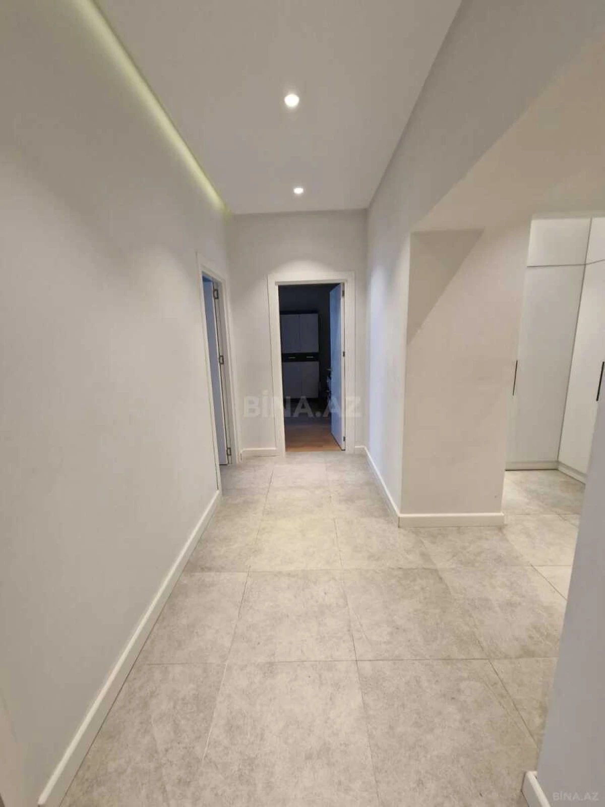 Satılır 2 otaqlı mənzil 96 m²