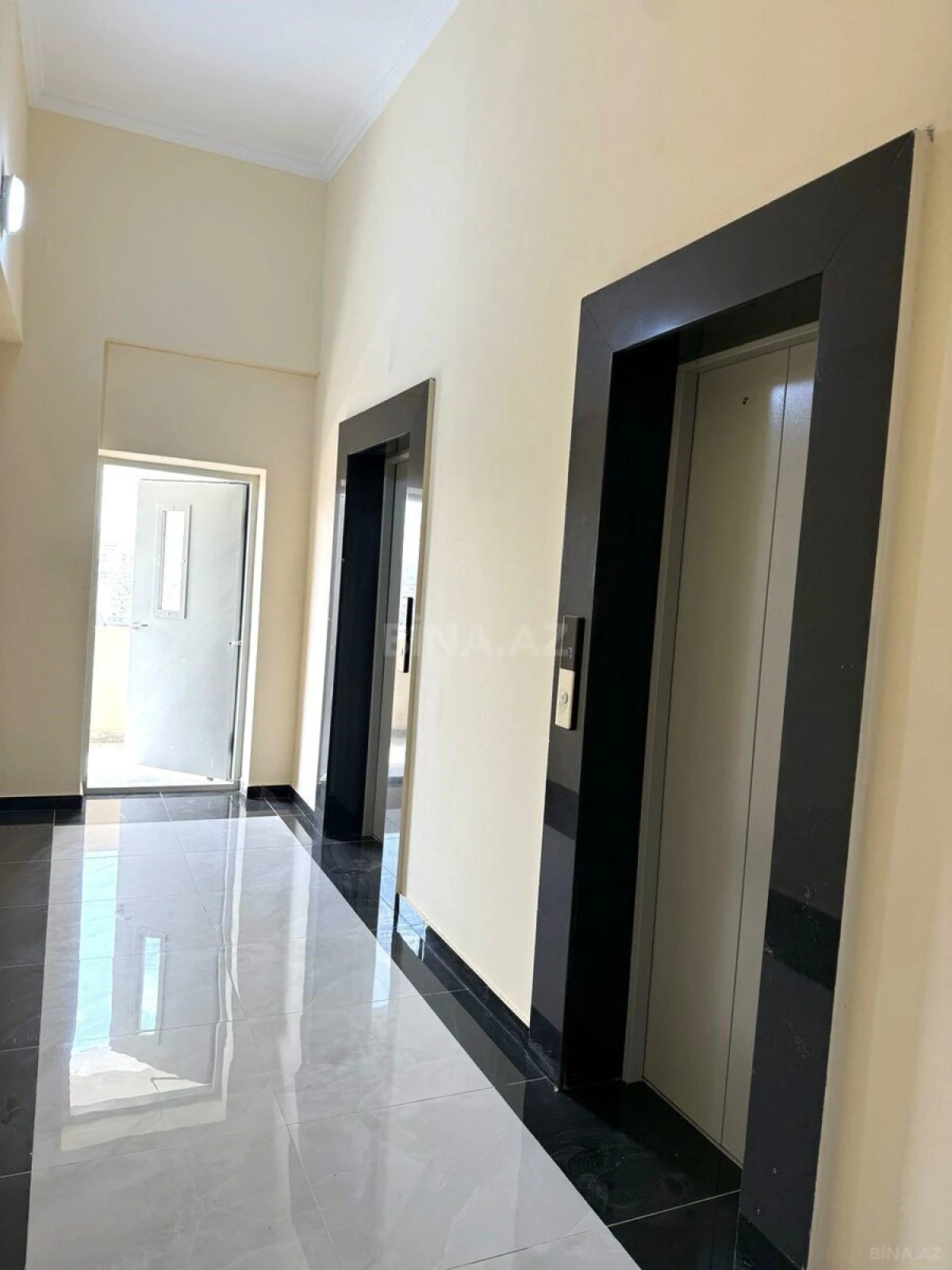 Satılır 3 otaqlı mənzil 146 m²